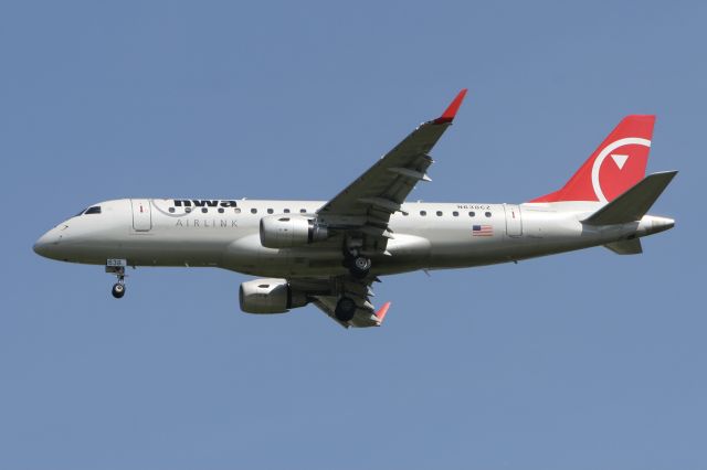 Embraer 175 (N638CZ) - May 29, 2010 - arrived Detroit