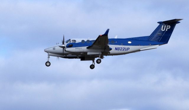 Beechcraft Super King Air 350 (N822UP) - On final is this 2014 Beechcraft Super King Air 350 in the Winter of 2019.