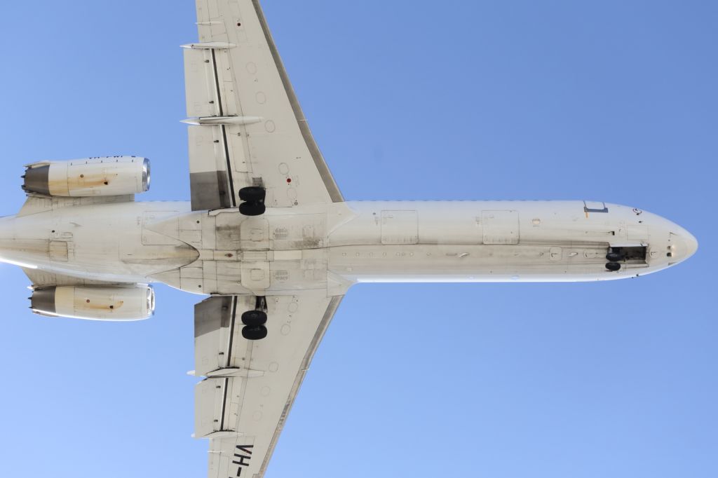 Fokker 100 (VH-FWI) - Fokker F100, on short finals to Townsville Airport.