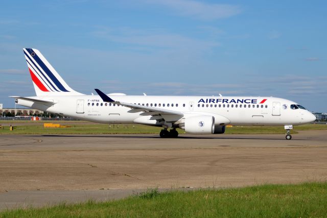 Airbus A220-300 (F-HPNA) - Taxiing to Stand 421 on 23-Aug-23 operating flight AFR1280 from LFPG.