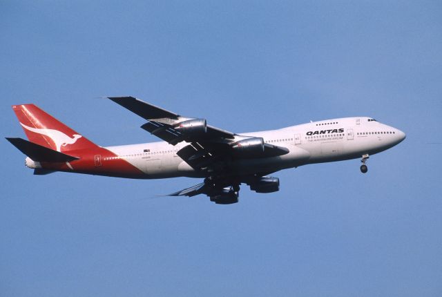 Boeing 747-200 (VH-ECB) - Final Approach to Narita Intl Airport Rwy34L on 2001/07/29