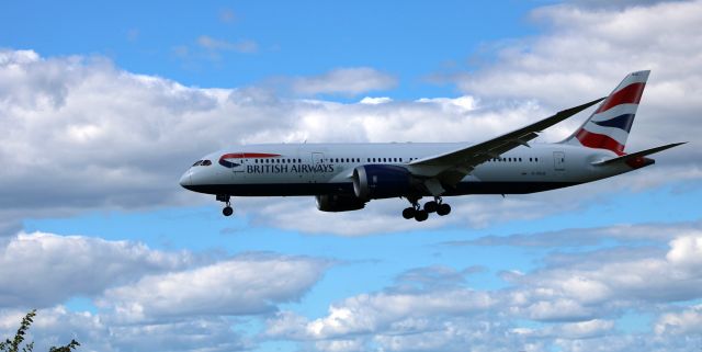 Boeing 787-8 (G-ZBJE) - On final is this 2014 British Airways Boeing 787-8 in the Summer of 2020.
