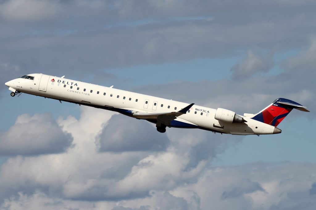 Canadair Regional Jet CRJ-900 (N693CA)