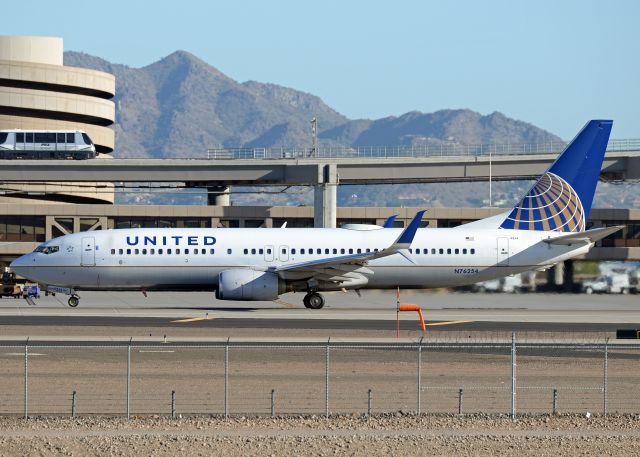 Boeing 737-800 (N76254)