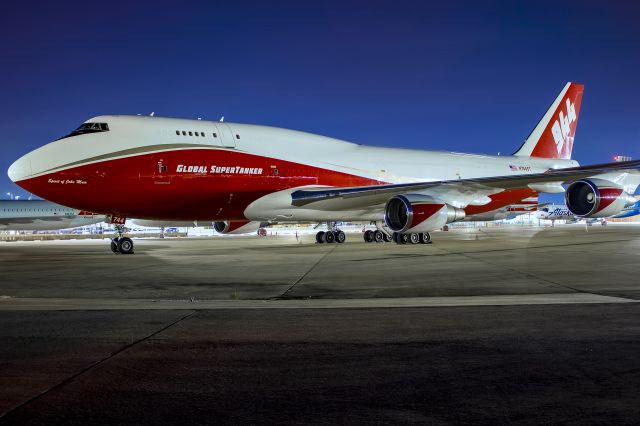 Boeing 747-400 (N744ST)