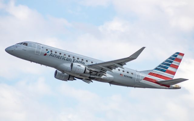 EMBRAER 175 (long wing) (N240NN)