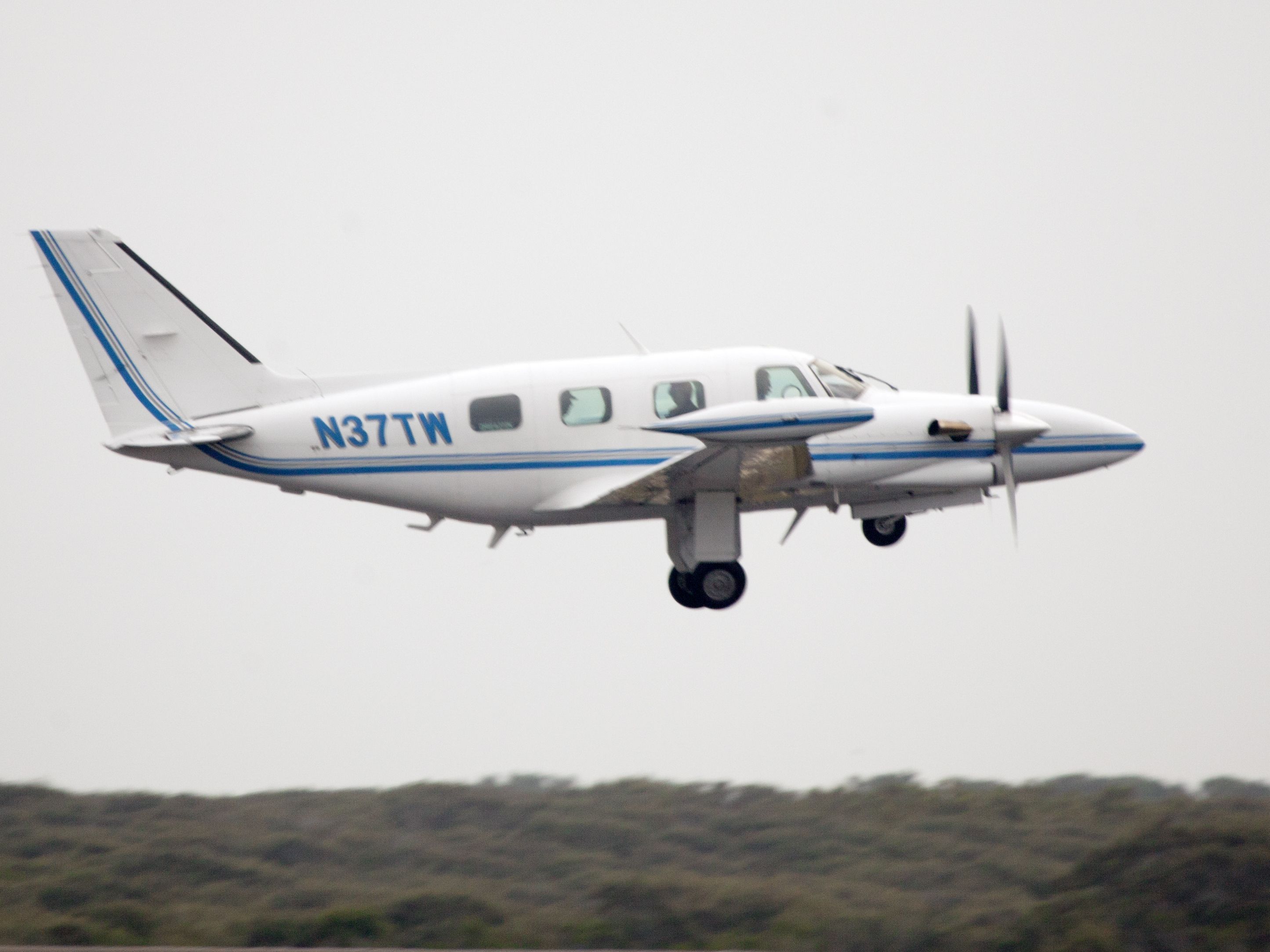 Piper Cheyenne (N37TW) - Take off runway 24.