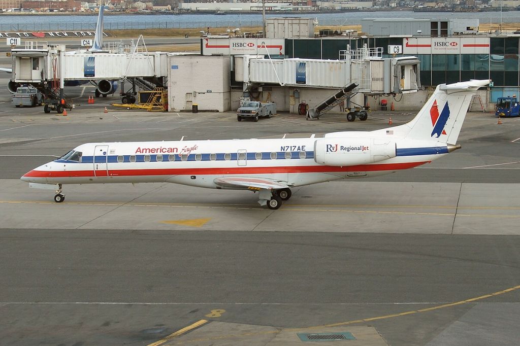 Embraer ERJ-135 (N717AE)