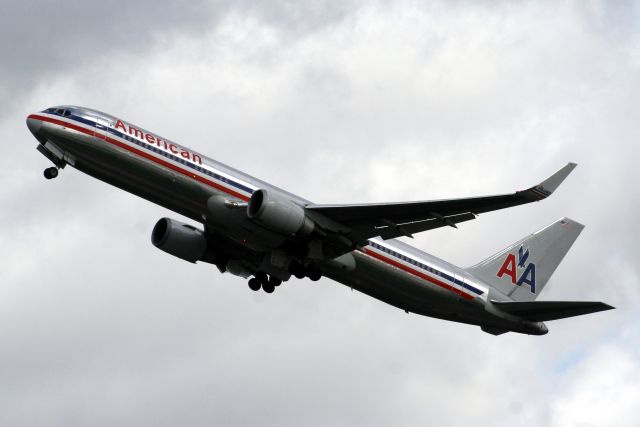BOEING 767-300 (N399AN) - Airborne off R28R on 09-Mar-11 operating flight AAL109 to KBOS.