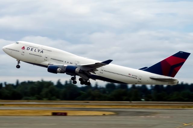Boeing 747-400 (N670US) - Yes, It's a bit dark, but that is what you get spotting by the window in SeaTec, and this is also my first Boeing 747 I've spotted!