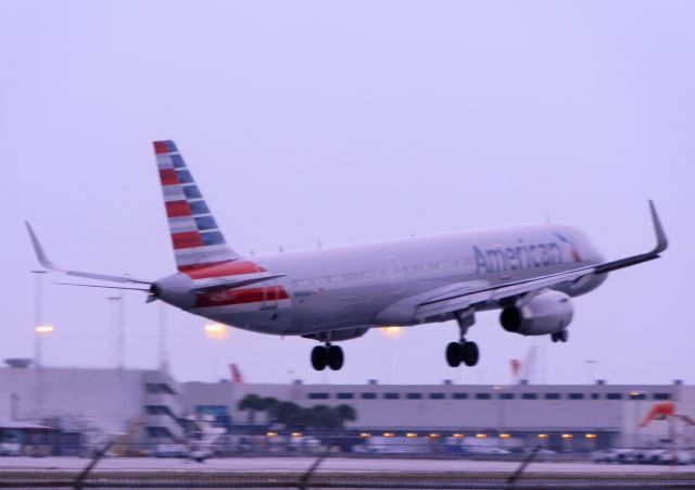 Airbus A321 (N148AN)