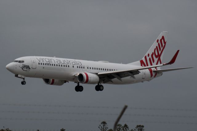 Boeing 737-700 (VH-VUR) - On short finals to runway 05. Landing as VA1396 from Brisbane.