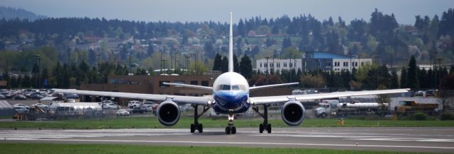 Boeing 757-200 (N586UA) - United Airlines Boeing 757-200 taxing to runway 28R at Portland International Airport.