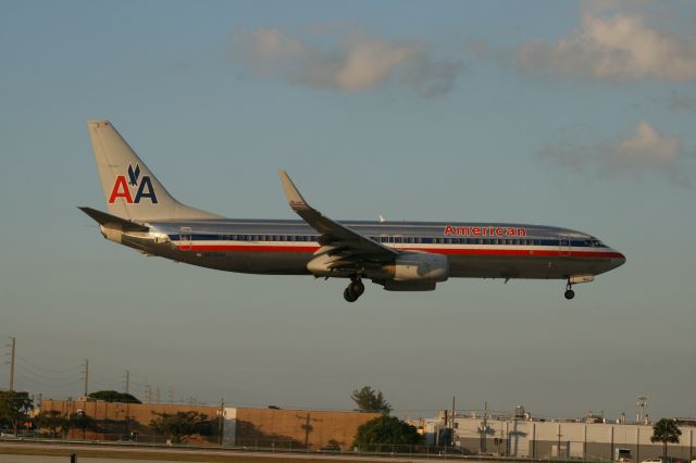 Boeing 737-800 (N976AN)
