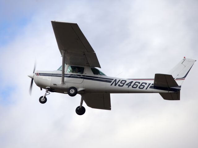 Cessna 152 (N94661) - Touch & gos runway 26. The pilot seems to have fun!