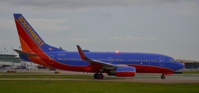 Boeing 737-700 (N233LV)