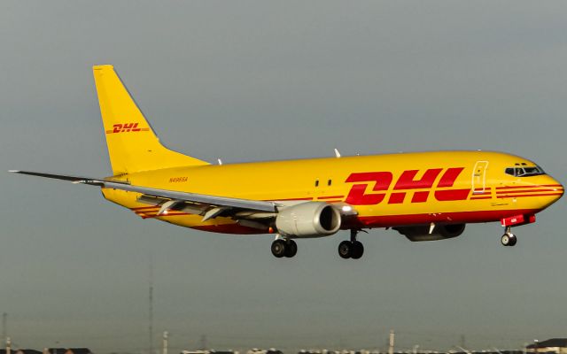 BOEING 737-400 (N496SA)