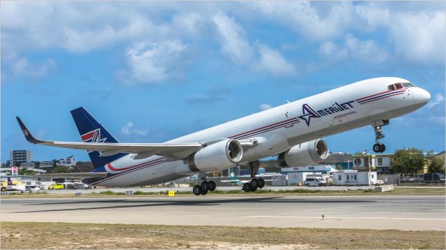 Boeing 757-200 (N818NH)