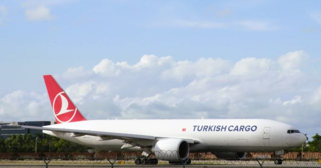 Boeing 777-200 (TC-LJN) - Holding Short"For the takeoff to the Belgian city of Liege
