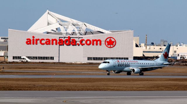 Embraer 170/175 (C-FEKS) - Aéroport Trudeau, 10 avril 2016.