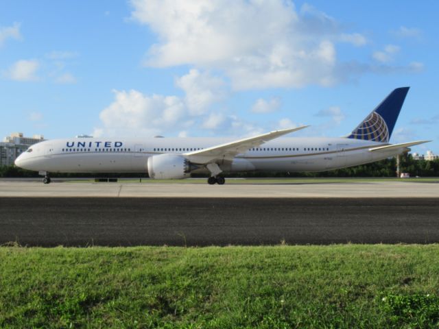 BOEING 787-10 Dreamliner (N17002)