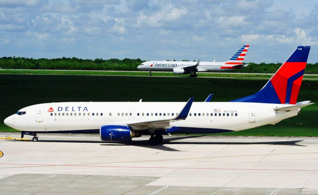 Boeing 737-800 (N378DA) - DELTA B738 AND AMERICAN B752 READY TO THE TAXY AT RUNWAY 17!