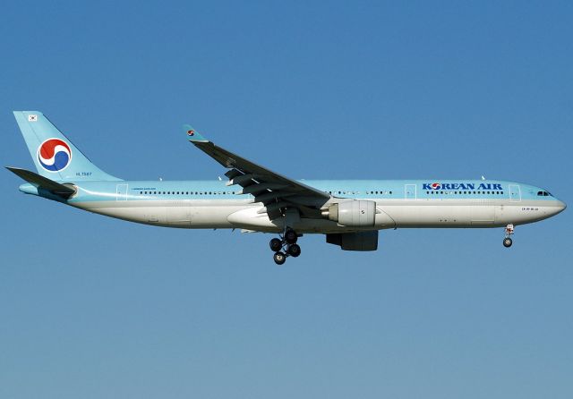 Airbus A330-300 (HL7587)