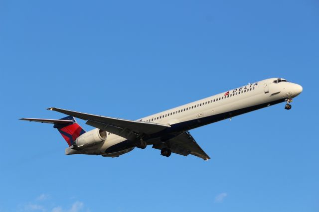 McDonnell Douglas MD-90 (N935DE)