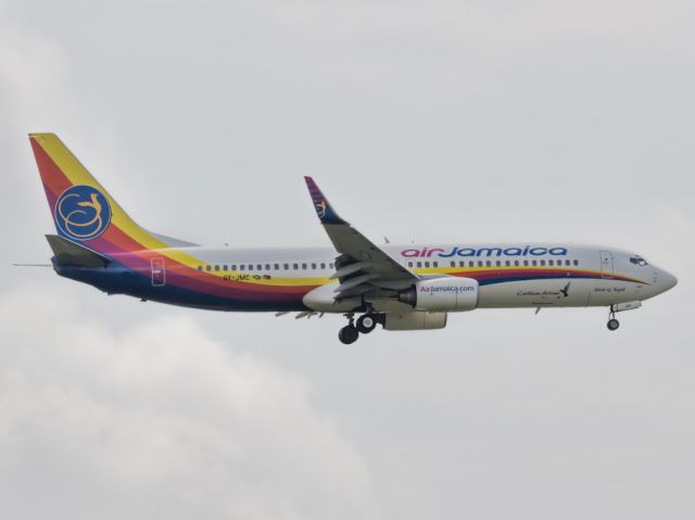 BOEING 737-300 (9Y-JMC)