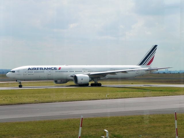 BOEING 777-300ER (F-GSQY) - Boeing 777-328(ER) taxiing out as AF662 to Dubai.