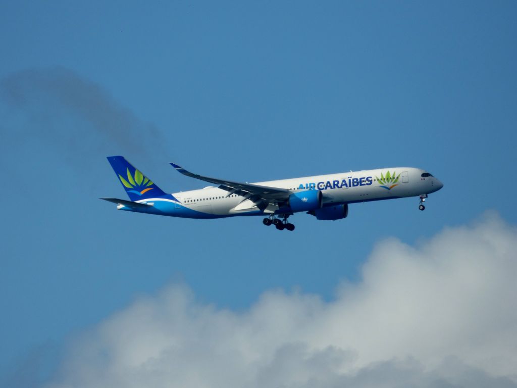 Airbus A350-900 (F-HHAV) - Sur la plage de la Pointe du Bout (Trois Ilets), le vol TX514 en final dans la baie de Fort de France pour se poser à Aimé Césaire