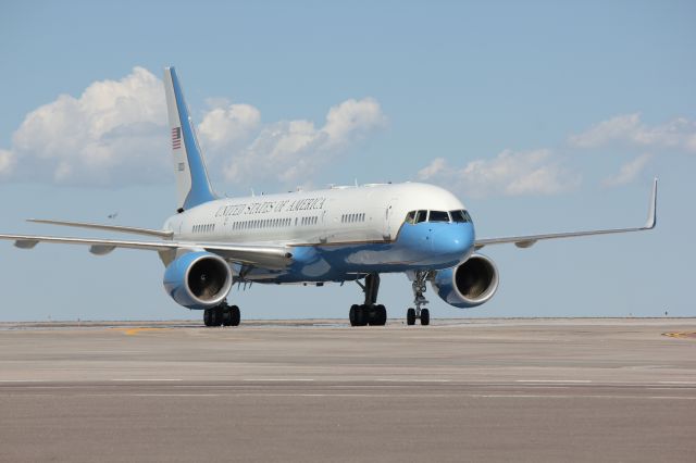 Boeing 757-200 (98-0001) - C-32A with Joe Biden aboard Air Force 2.