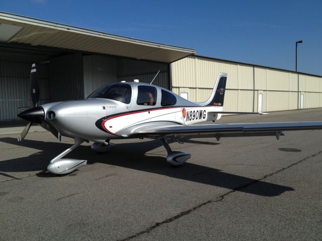 Cirrus SR-22 (N890MG)