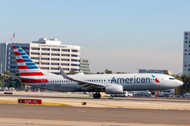 Boeing 737-800 (N812NN)