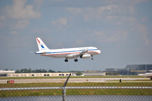 Airbus A320 (N475UA)