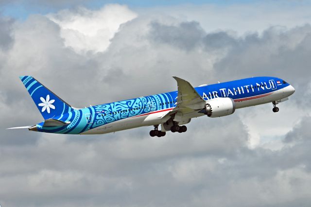 Boeing 787-9 Dreamliner (F-OMUA)