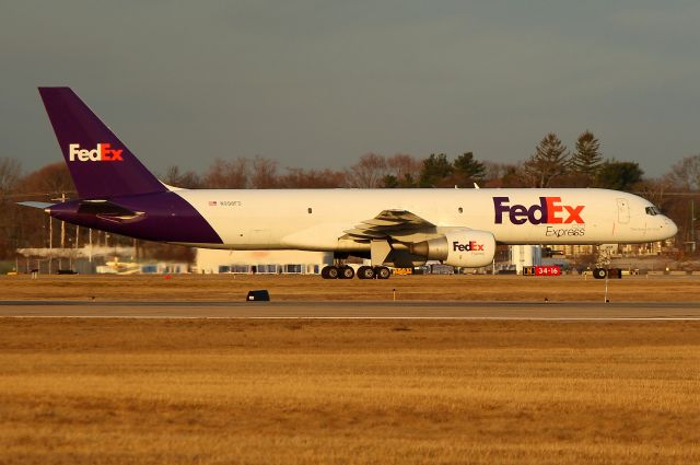 Boeing 757-200 (N998FD) - FDX 1454 from Memphis taxiing to the cargo ramp