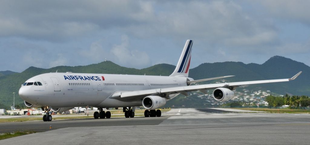 Airbus A340-300 (F-GLZO)