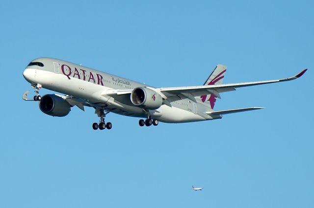 Airbus A350-900 (A7-ALJ) - Qatari 743 on approach to 27