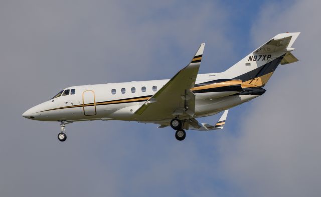 Hawker 800 (N97XP) - Arriving rwy 2L @KDPA.