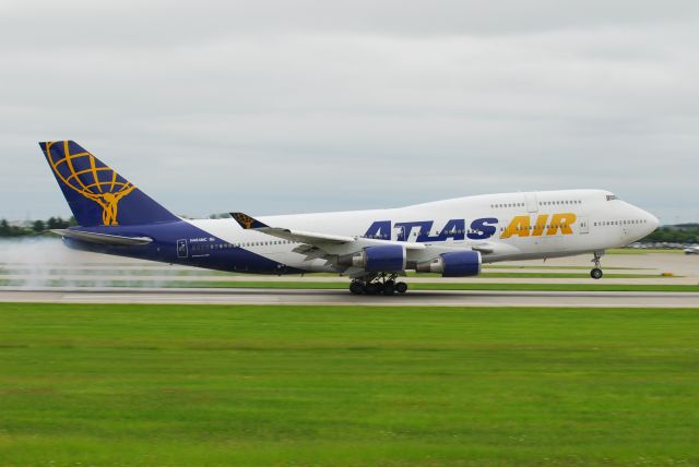 Boeing 747-400 (N464MC)