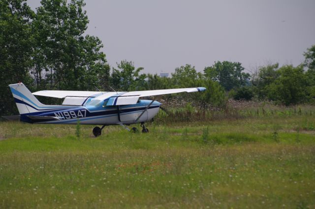 Cessna Skyhawk (N19947) - Photo by BK