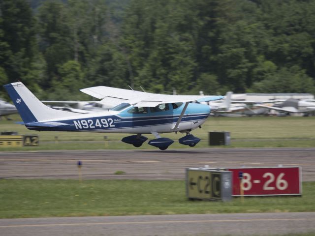 Cessna Skylane (N92492) - Runway 08. 1 JUN 2016.