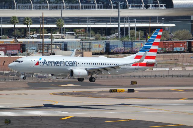 Boeing 737-800 (N946AN)