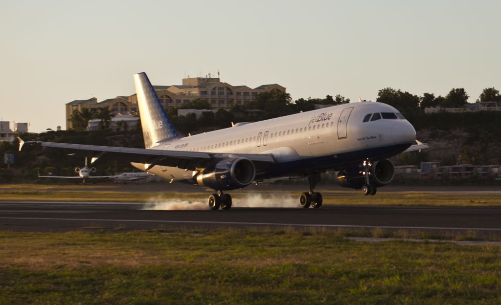 Airbus A320 (N510JB)