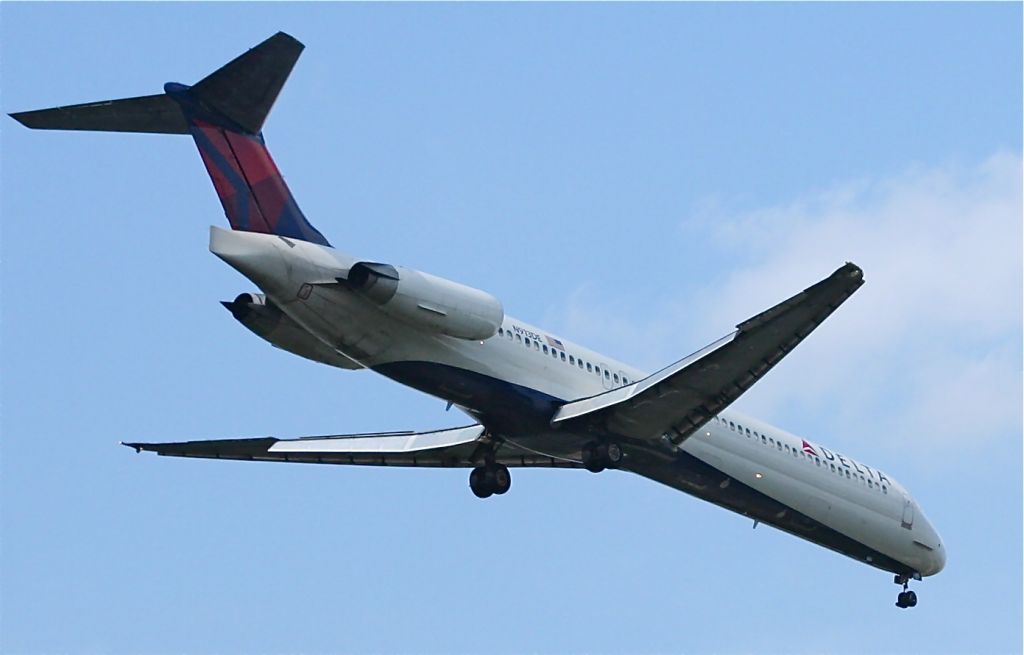 McDonnell Douglas MD-88 (N913DE)