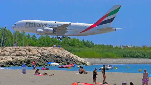 — — - Je n'entendais que les voix d'enfants ! Nice-Côte d'Azur-St. Plage du Club Nautique.