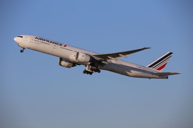 BOEING 777-300ER (F-GSQK)