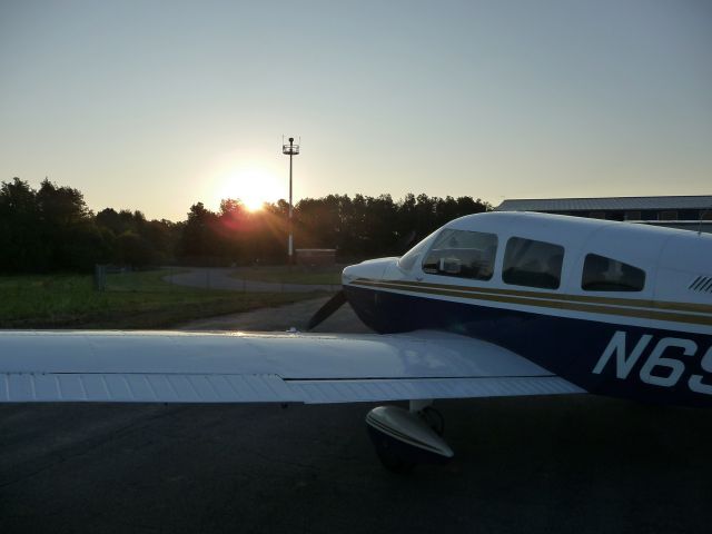 Piper Cherokee (N6957J) - Early morning flight.