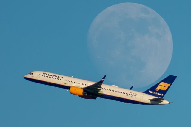 Boeing 757-200 (TF-ISD) - Bonus moon!br /Taken December 20, 2018 from Founders' Plaza.